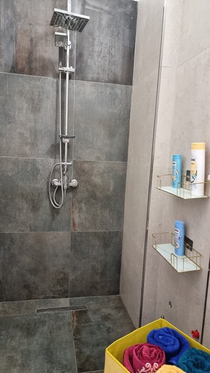 Haartrockner, Handtücher, Seife, Shampoo