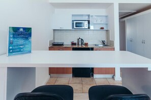 Kühlschrank, Mikrowelle, Herdplatte, Wasserkocher