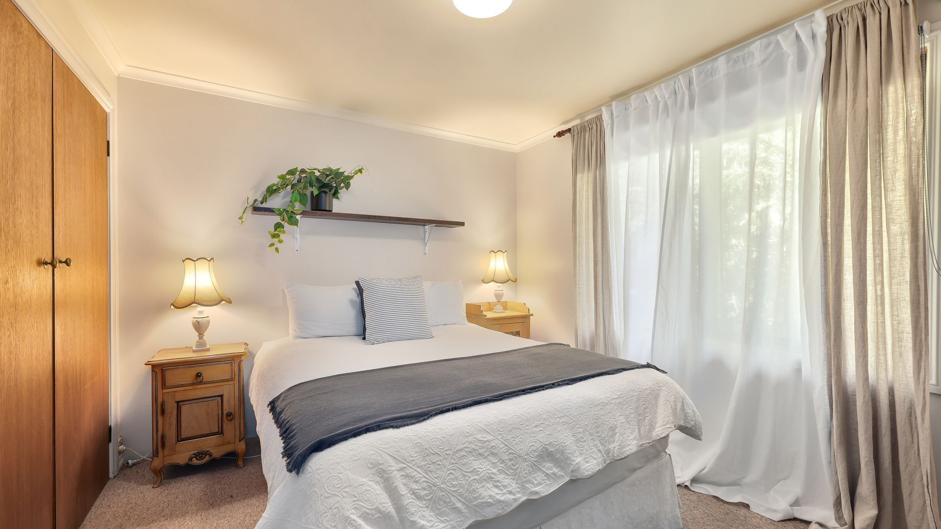 8 bedrooms, desk, WiFi, bed sheets