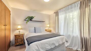 8 bedrooms, desk, WiFi, bed sheets