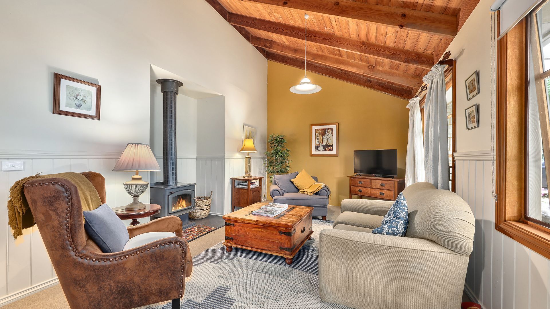 Televisio, takka, kirjoja