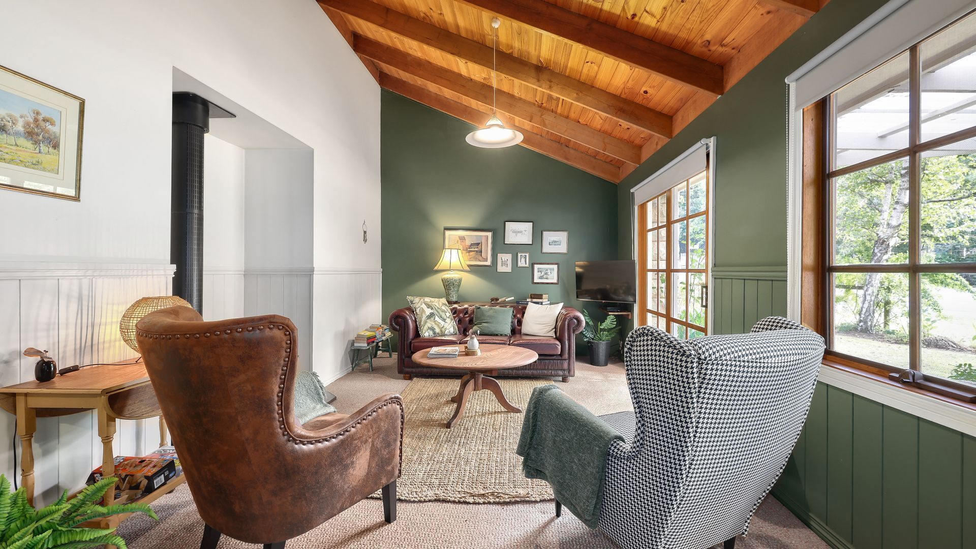 电视、壁炉、书