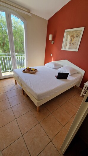 2 bedrooms, iron/ironing board, free WiFi, bed sheets - "maison Azur" Presquîle de Giens Plage de la Badine, Piscine-climatisation-wifi (Hyères)
