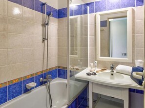 Hair dryer, towels, toilet paper - "maison Azur" Presquîle de Giens Plage de la Badine, Piscine-climatisation-wifi (Hyères)