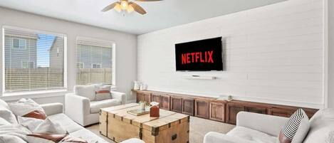 Een televisie, videogames en een kantoor