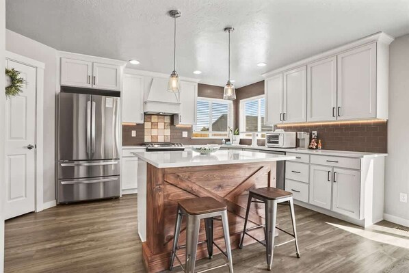 Kylskåp, mikrovågsugn, ugn och spishäll