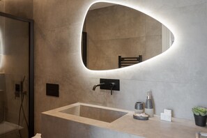 Luxury Apartment | Bathroom