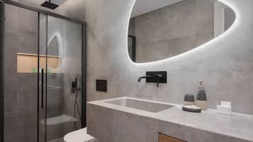 Departamento de lujo | Baño | Regadera, regadera tipo lluvia, amenidades de baño ecológicas