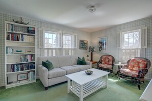 TV, offices - Walk to Downtown Chatham, Steps to Beach! (Chatham)