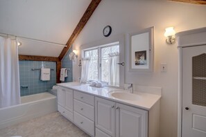 Douche, séchoir à cheveux, serviettes fournies, shampooing
