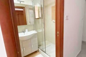Shower, eco-friendly toiletries, hair dryer, bidet - Materdei Apartment (Napoli)