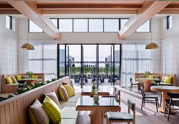 Dining - Luxury High Rise in downtown ATL w/rooftop, less cost than hotel for 3-5 people (Atlanta)