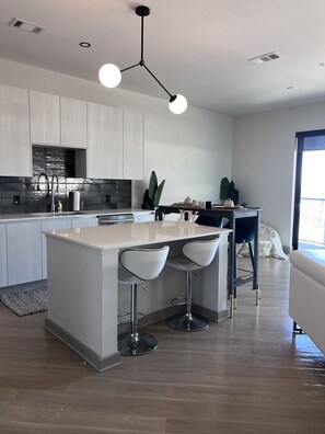 Interior - Luxury High Rise in downtown ATL w/rooftop, less cost than hotel for 3-5 people (Atlanta)