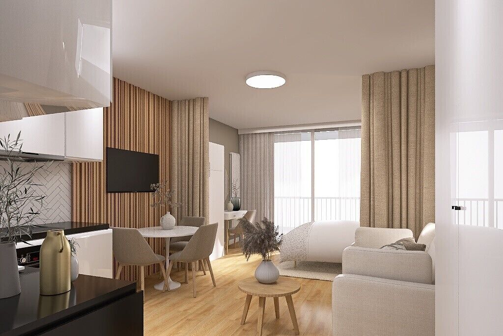 Ein modernes Wohnzimmer mit einer Couch, einem Essbereich mit Stühlen, einer Küche und einem Fernseher sowie großen Fenstern mit Vorhängen.