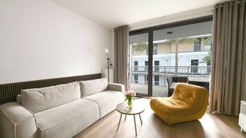 Deluxe Apartment | Hypo-allergenic bedding, individually decorated, individually furnished