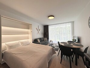 经典开间套房, 1 间卧室, 无烟房, 阳台 | 起居区 | 电视