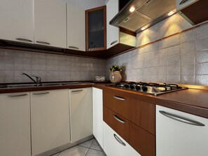 Fridge, stovetop, cookware/dishes/utensils - Renovated apartment in Rosolina (Rosolina Mare)