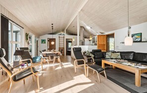 TV, fireplace, stereo - Amazing home in Blåvand with kitchen (Blåvand)