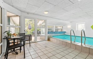 Indendørs pool