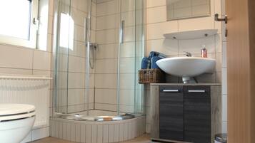 Dusche, Haartrockner, Handtücher, Seife