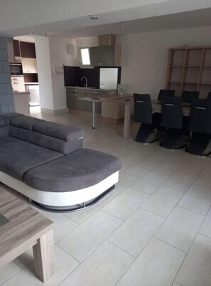 TV, stereo - single-storey house  (Larmor-Plage)