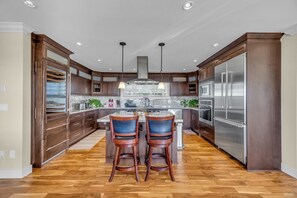 Geladeira, micro-ondas, fogão, cooktop