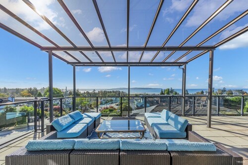 Stunning Oceanview Villa Steps from White Rock Beach