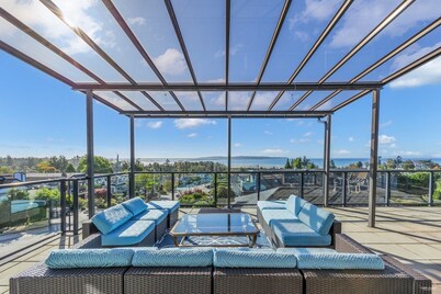 Stunning Oceanview Villa Steps from White Rock Beach