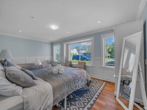4 bedrooms, desk, iron/ironing board, free WiFi