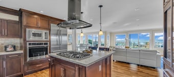 A coastal retreat, the leisurely time in Ocean Whisper Villa.