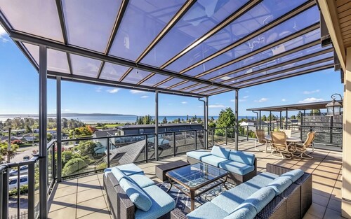 Stunning Oceanview Villa Steps from White Rock Beach