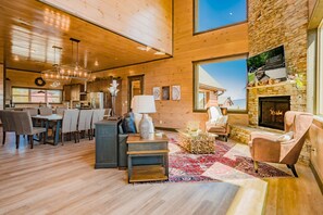 TV, fireplace, video games - Wonderland Lodge: Mtn Views, Pool, S/Secluded, Games Theater, wifi, hot tub... (Sevierville)