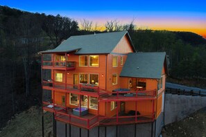 Exterior - Wonderland Lodge: Mtn Views, Pool, S/Secluded, Games Theater, wifi, hot tub... (Sevierville)
