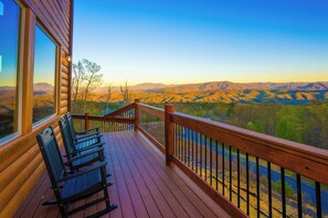 Terrace/patio - Wonderland Lodge: Mtn Views, Pool, S/Secluded, Games Theater, wifi, hot tub... (Sevierville)
