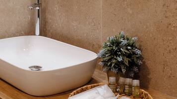 Habitación Confort | Baño | Regadera, regadera tipo lluvia, secadora de cabello, bidet