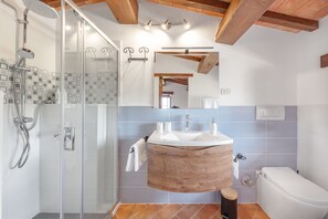 Dusche, Haartrockner, Bidet, Handtücher