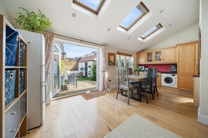 Basic House | Private kitchen | Fridge, microwave, oven, stovetop