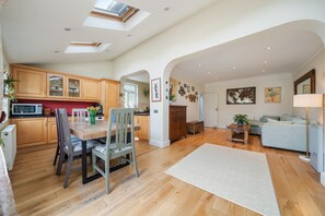 Basic House | Private kitchen - A Delightful 4-bedroom Home With a Private Garden (London)
