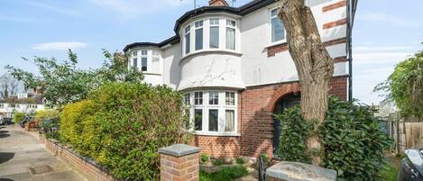 Basic House | Exterior