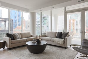 テレビ、ステレオ、書斎 / ワークスペース