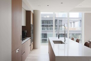 Køleskab, mikrobølgeovn, ovn, kogeplade