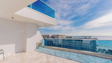 Loftsleilighet – deluxe, 2 soverom, delvis sjøutsikt | Terrasse/patio