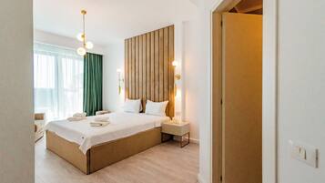 Deluxe penthouse, 2 slaapkamers, gedeeltelijk uitzicht op zee | Hypoallergeen beddengoed, verduisterende gordijnen, geluiddichte muren
