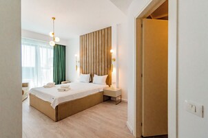 Cobertura luxo, 2 quartos, vista parcial para o mar | Roupas de cama antialérgicas, cortinas blackout, quartos à prova de som