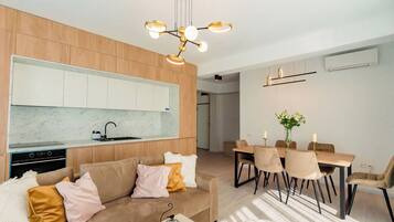 Deluxe penthouse, 2 slaapkamers, gedeeltelijk uitzicht op zee | Privékeuken | Een koelkast/vriezer, een oven, een kookplaat, een vaatwasser