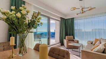 Deluxe penthouse, 2 slaapkamers, gedeeltelijk uitzicht op zee | Woonruimte | Een 100-cm ledtelevisie met kabelzenders en vloerverwarming