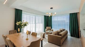 Penthouse Deluks, 2 kamar tidur, pemandangan laut terbatas | Area keluarga | Televisi LED 100-cm dengan saluran TV kabel dan lantai berpemanas
