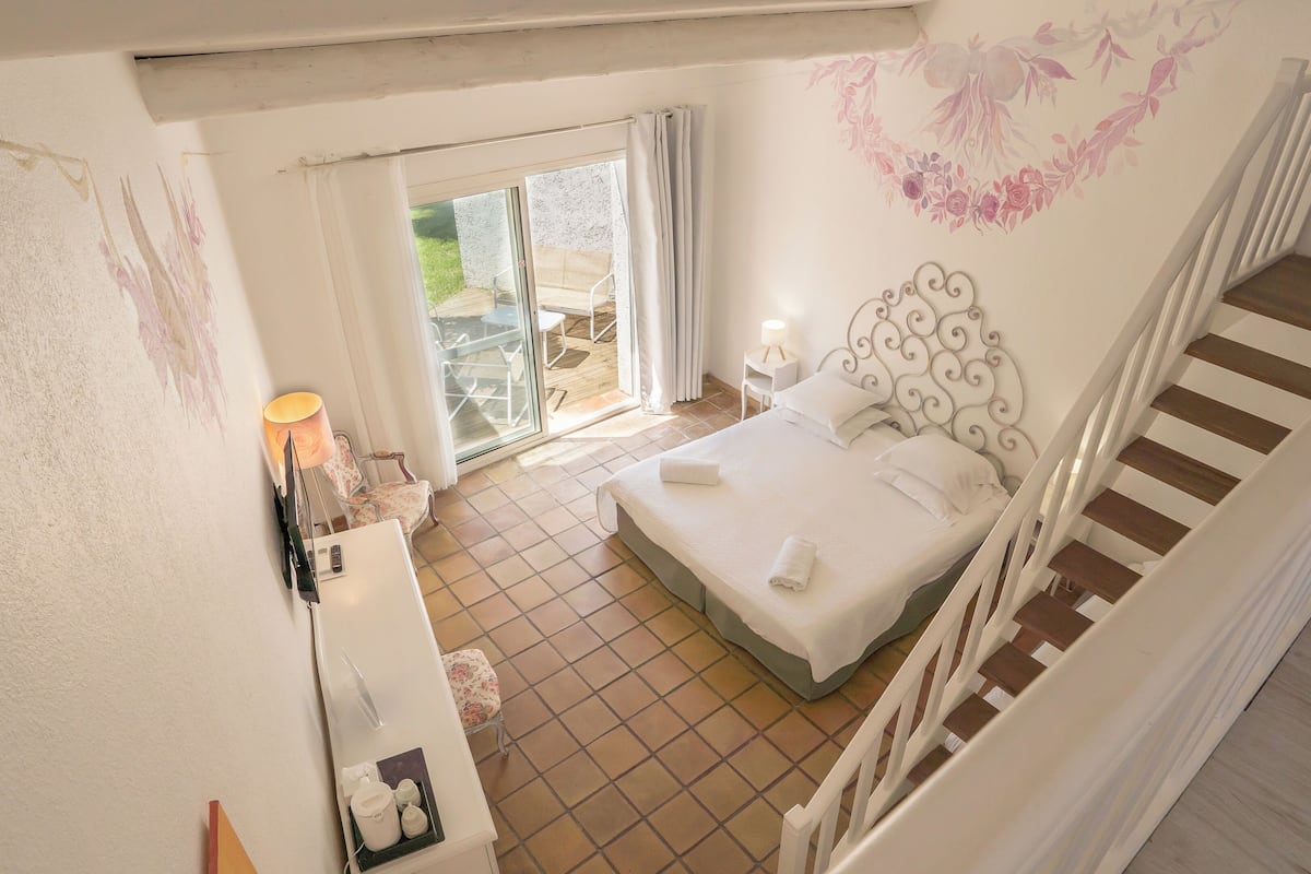 Superior maisonnette, uitzicht op tuin | 1 slaapkamer, een kluis op de kamer, individueel gedecoreerd