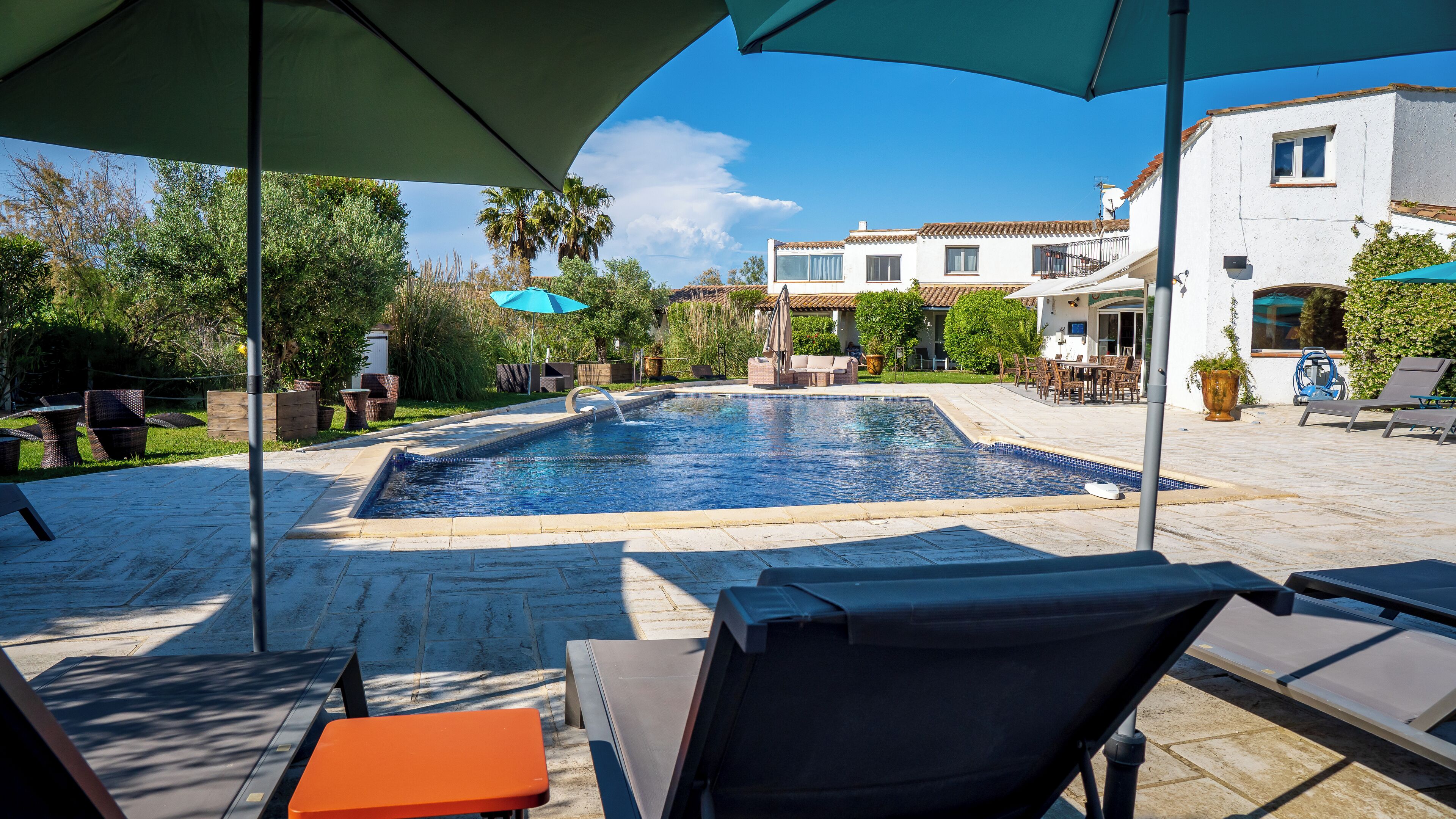 季节性开放的室外游泳池，09:00 至 19:00 开放，池畔遮阳伞，日光浴躺椅