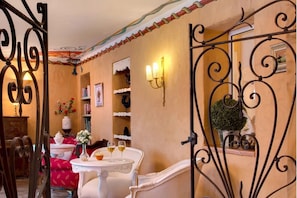 Lobby lounge